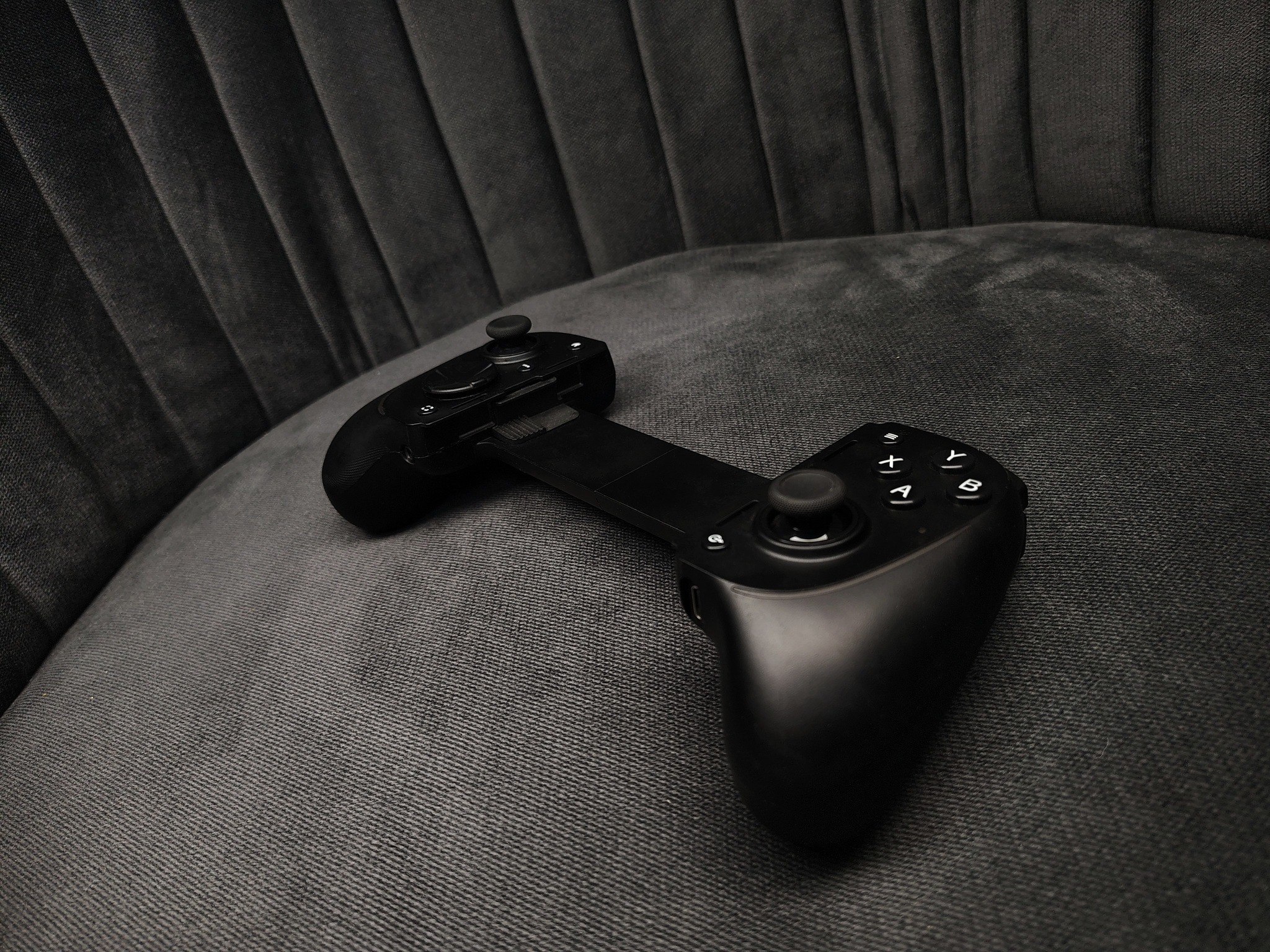 Razer Kishi Ultra RGB Gaming Controller for Android/iPhone 15 & 16 Series - Image 3