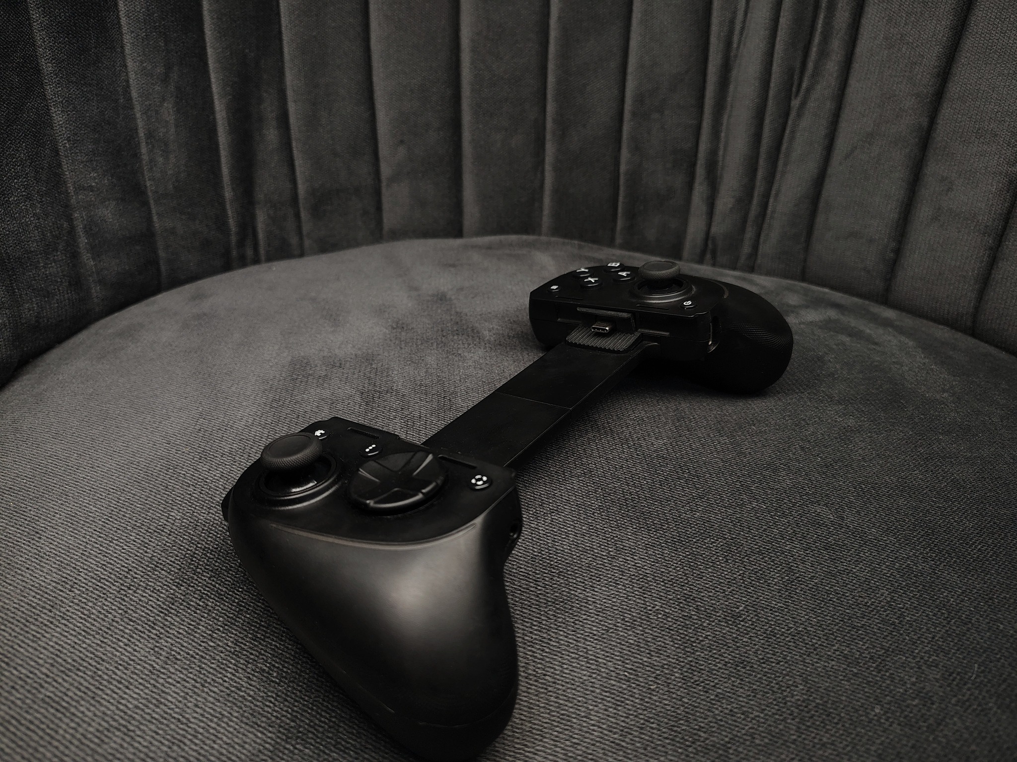 Razer Kishi Ultra RGB Gaming Controller for Android/iPhone 15 & 16 Series - Image 2