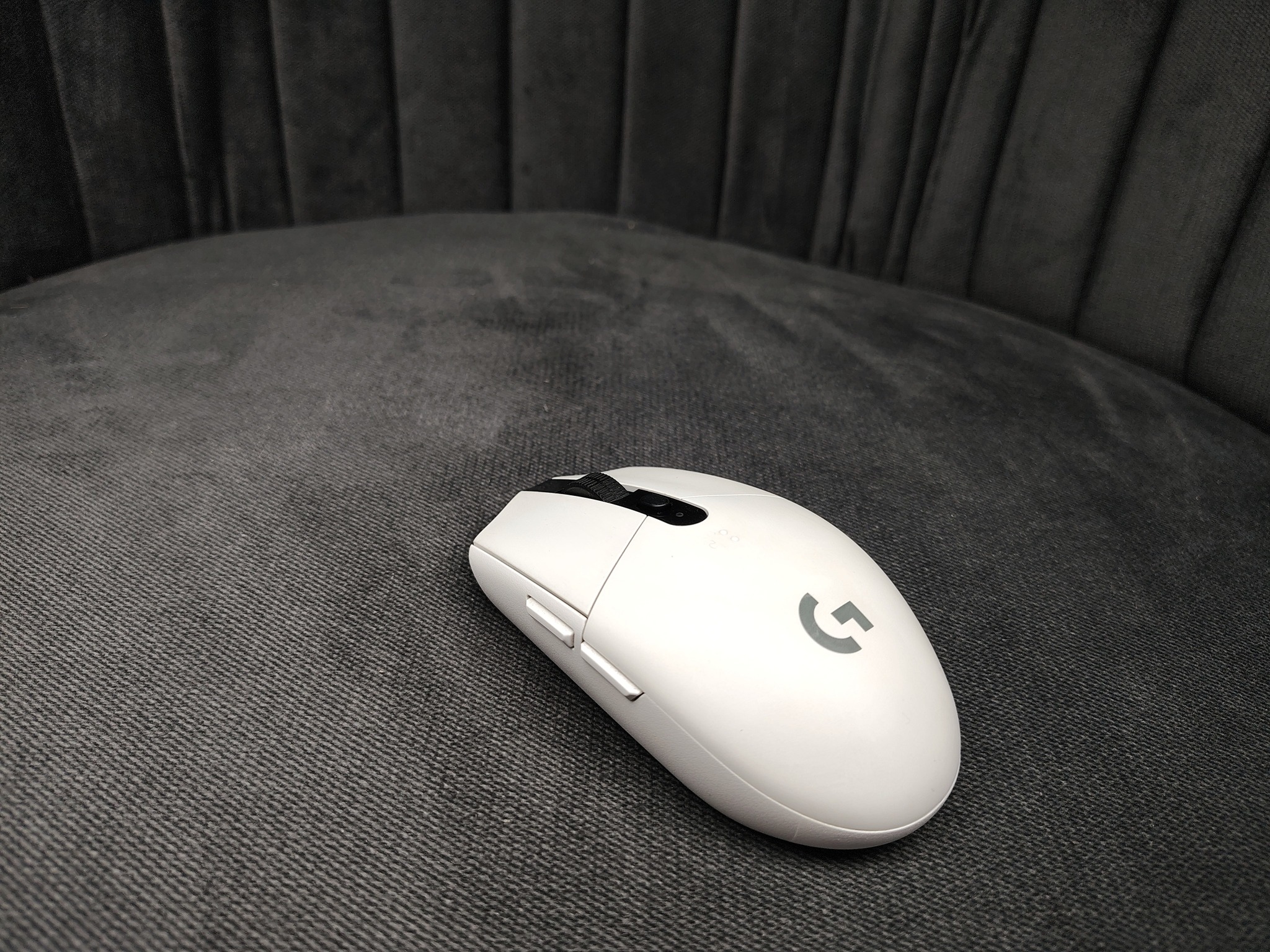 Logitech G304 Lightspeed Wireless Gaming Mouse (White) - Image 2