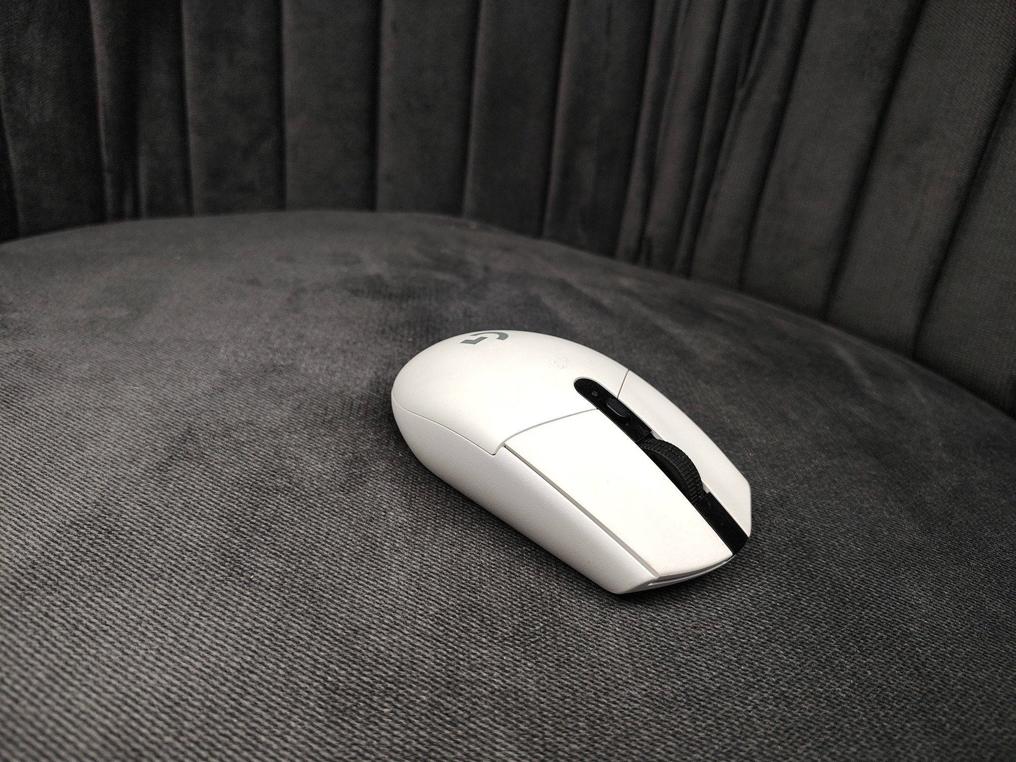 Logitech G304 Lightspeed Wireless Gaming Mouse (White) - Image 3